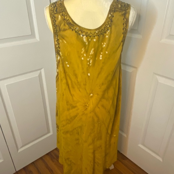 Beach Dress in browns, gold, cream and black. - Picture 7 of 8